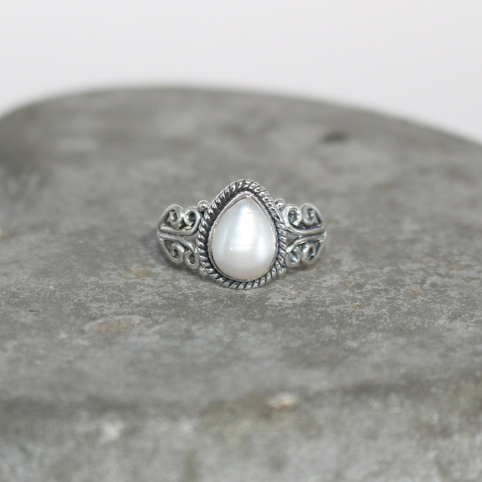 Vivian ring  in Pearl sterling silver