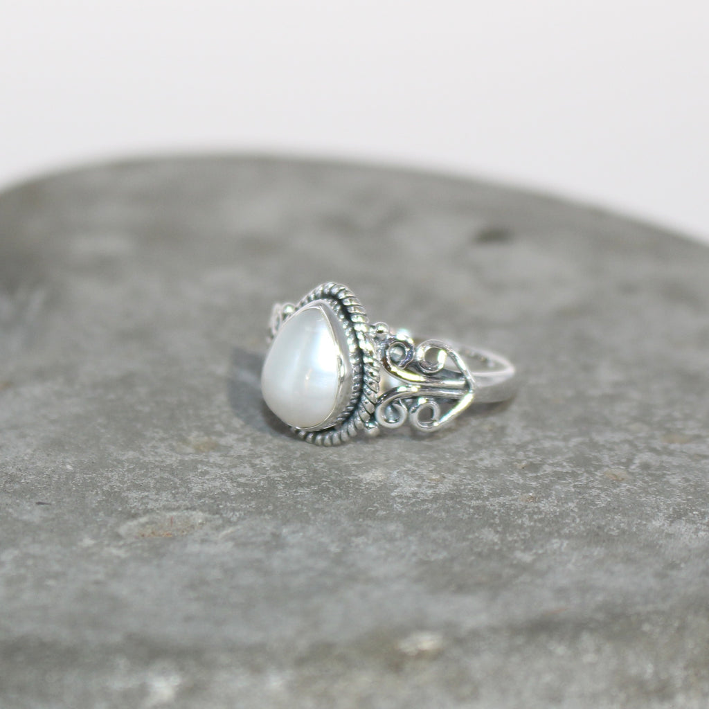 Vivian ring  in Pearl sterling silver