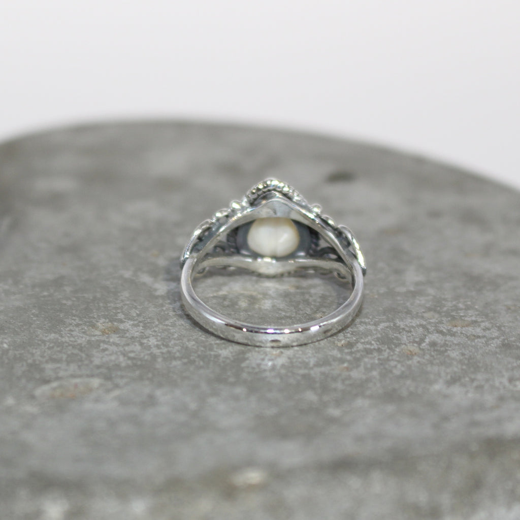 Vivian ring  in Pearl sterling silver