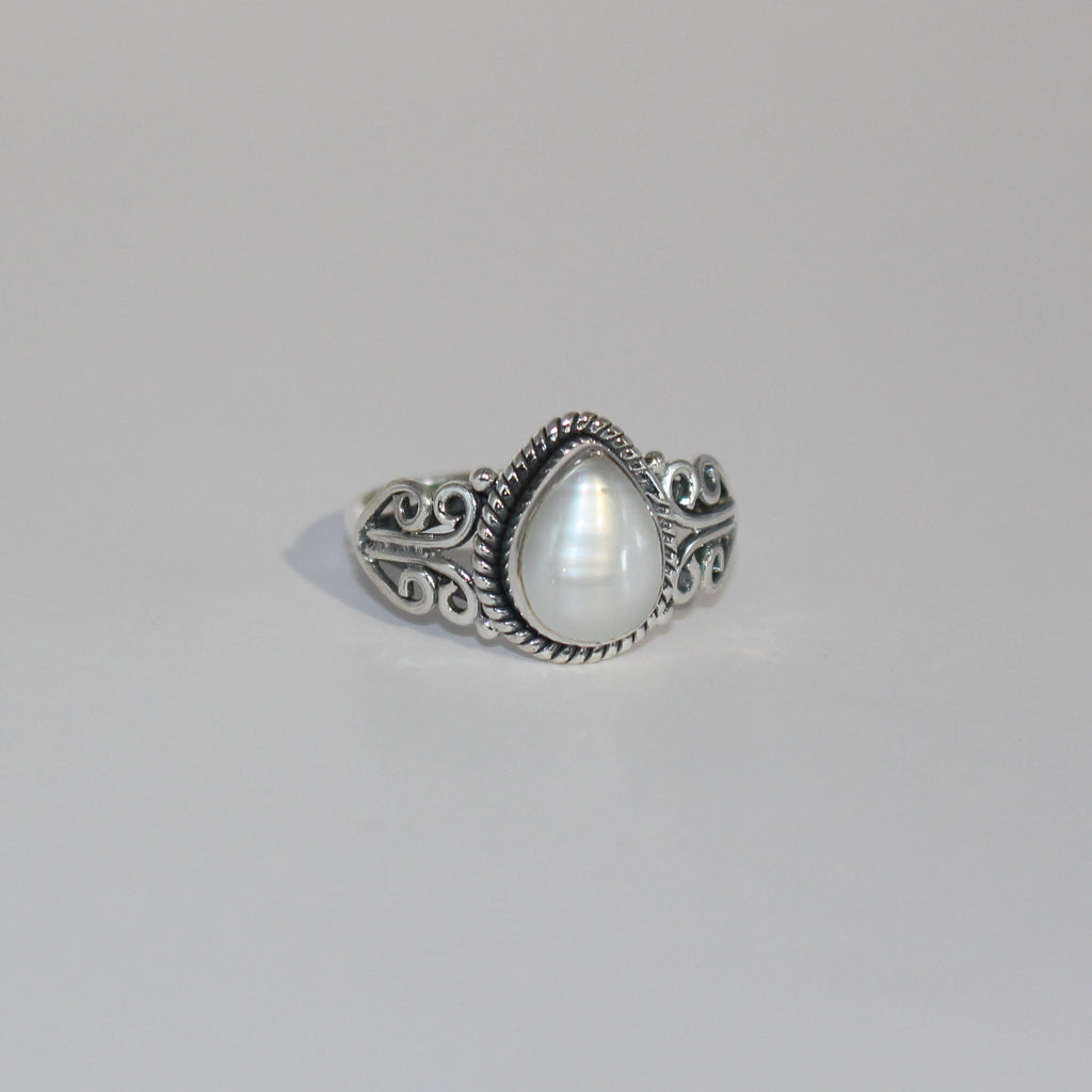 Vivian ring  in Pearl sterling silver