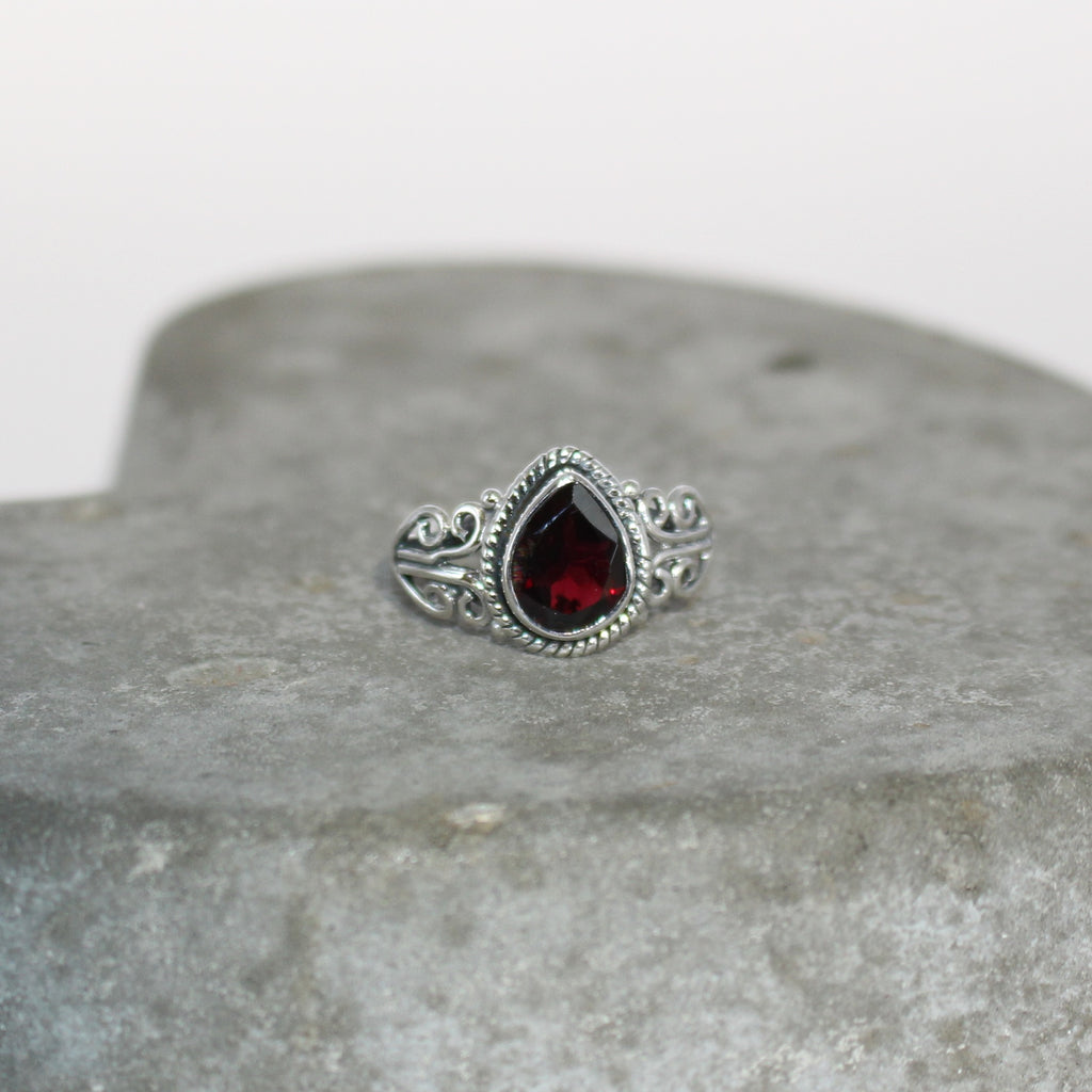 Vivian ring in garnet sterling silver