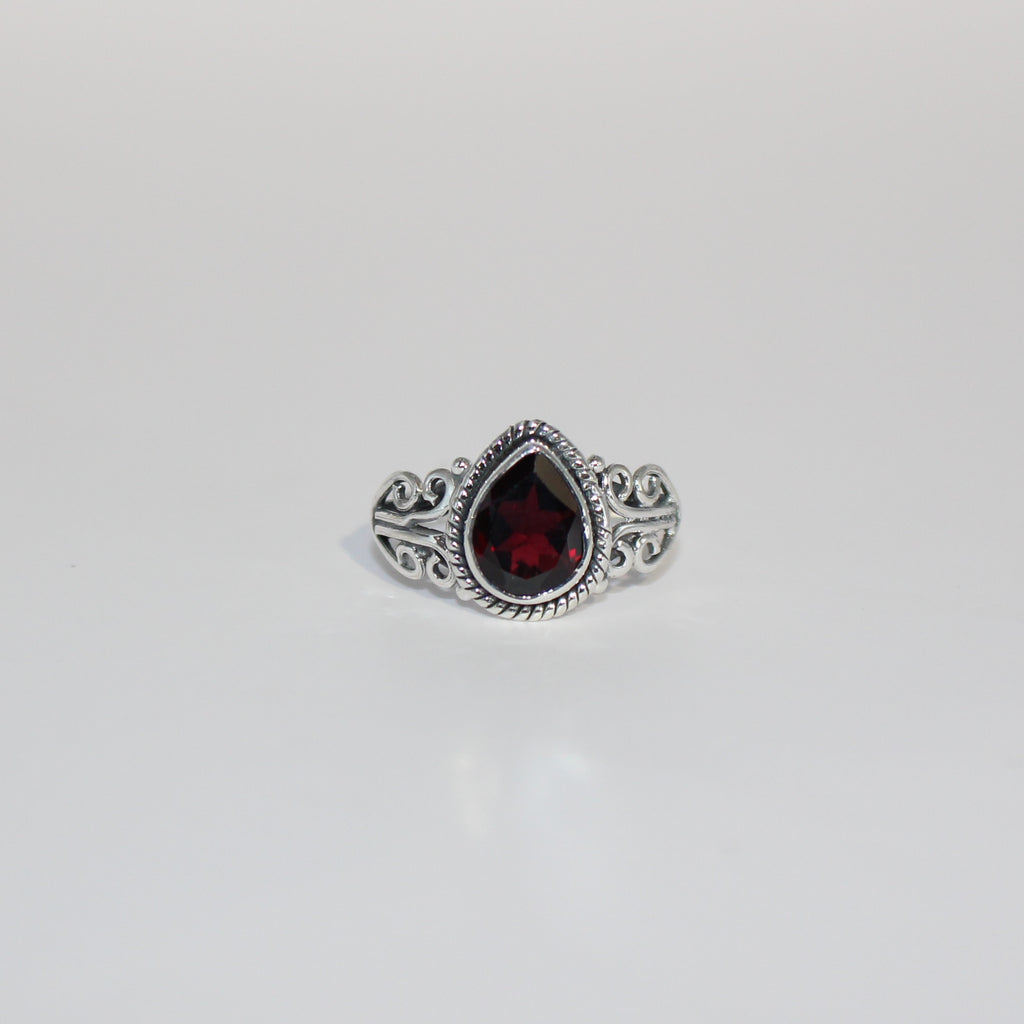 Vivian ring in garnet sterling silver