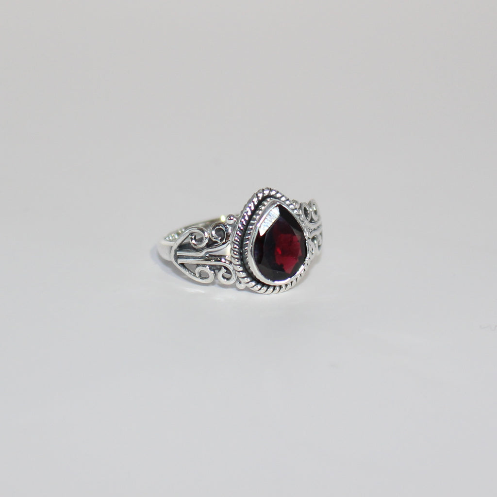 Vivian ring in garnet sterling silver